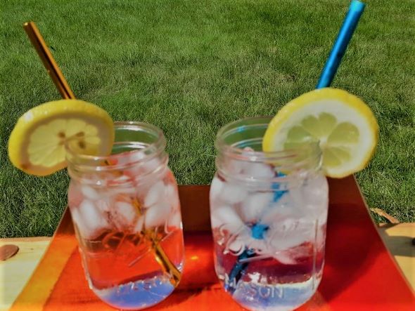 glasses of ice water in the sun; drinking water is good for pelvic floor health